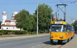 Einer der 15 Tatra T4D-M/B4D-M - Grossraumz�ge, die 2010 aus Leipzig kamen, auf dem Dreischienengleis an der Kirche der Apostel Peter und Paul, am 18.09.2015.